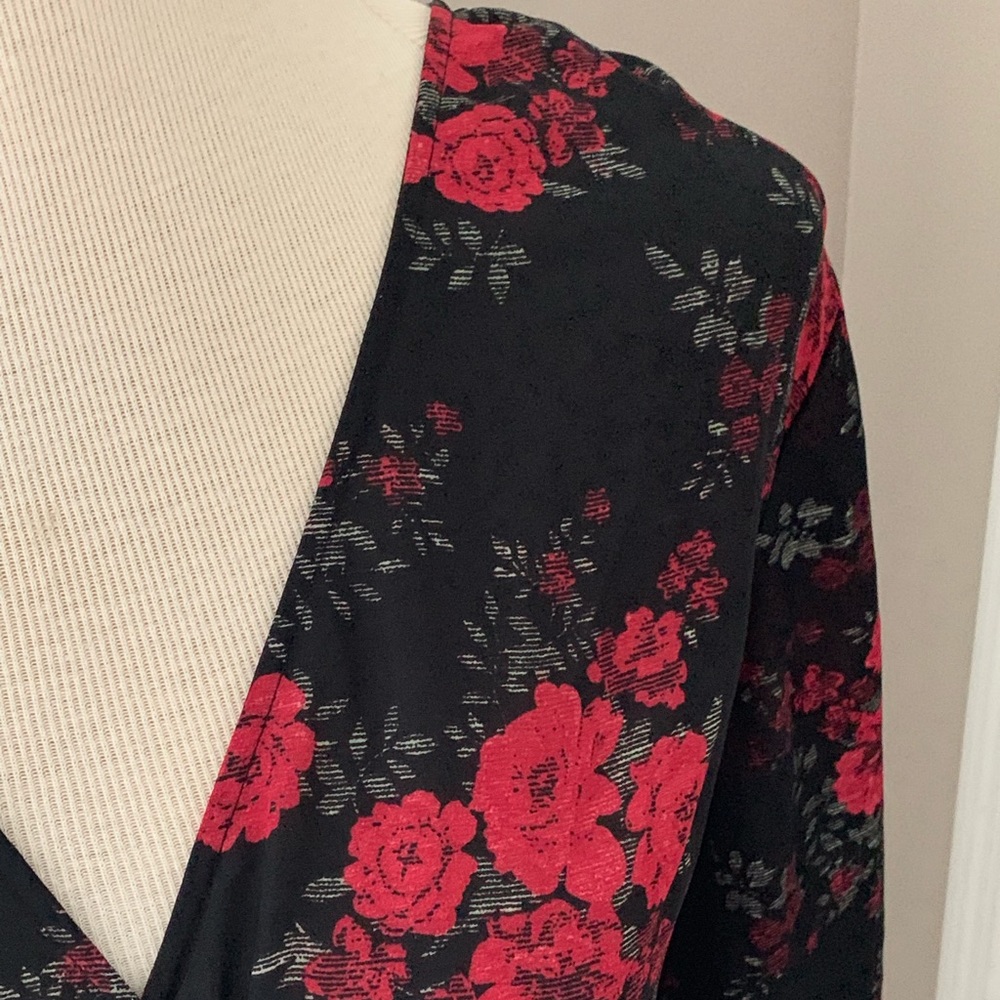 Torrid size 2 Floral Georgette Surplice Blouse - Picture 4 of 4